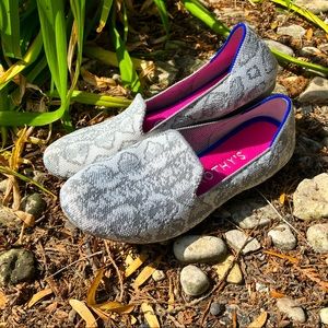 Rothys Loafer, Size 8, Ivory & Grey Snakeskin Pattern